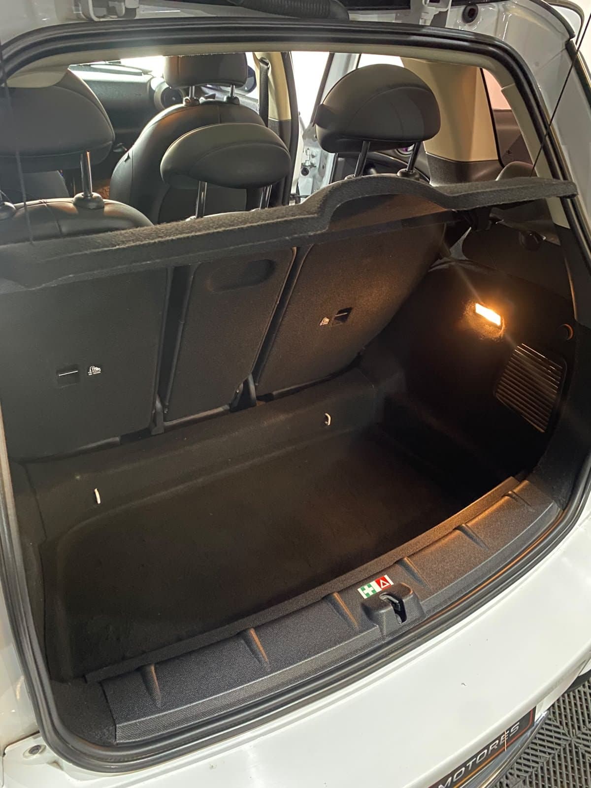 Baúl del Mini Countryman con la bandeja cubreequipaje